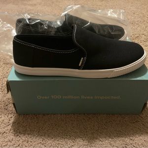 New black toms slide on shoes.